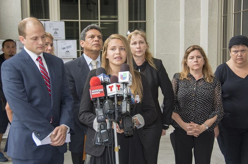 En la foto, de izquierda a derecha: el abogado de la familia Hernández, José Javier Rodríguez; Israel Hernández (padre); Offir Hernández (hermana). (YENDER HERNÁNDEZ )