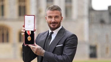 El exfutbolista inglés David Beckham posa con su medalla tras ser nombrado Caballero (título de caballero) por sus servicios al deporte y a la beneficencia en una ceremonia de investidura celebrada en el Castillo de Windsor el 4 de noviembre de 2025.