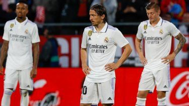 Los jugadores del Real Madrid, Luka Modric (centro), Eder Militao (izquierda) y Toni Kroos reaccionan durante el encuentro entre su club y el Girona, el 25 de abril de 2023.