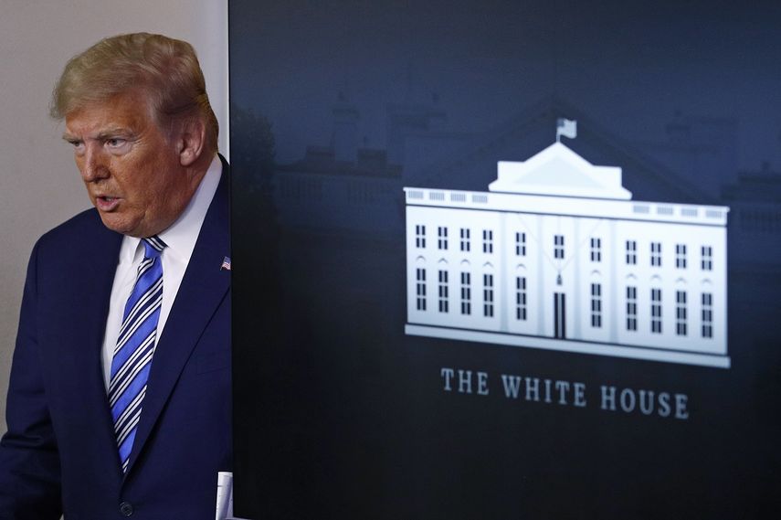 El presidente Donald Trump llega a un informe del grupo de trabajo contra el coronavirus en la Casa Blanca, el domingo 19 de abril de 2020, en Washington. 
