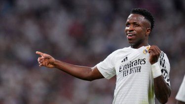 Vinicius Junior celebra tras anotar el segundo gol del Real Madrid ante Espanyol en la Liga española, el sábado 21 de septiembre de 2024, en Madrid. 