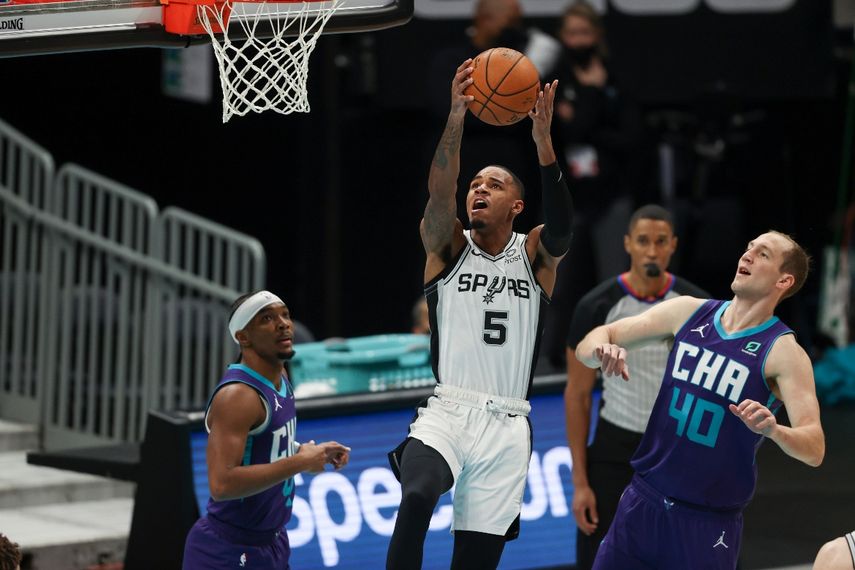 En foto del 14 de febrero del 2021, el base de los Spurs de San Antonio, Dejounte Murray, trata de encestar durante el partido de la NBA contra los Hornets de Charlotte, en Charlotte, Carolina del Norte. El miércoles 24 de febrero del 2020, la NBA da a conocer el calendario para la segunda mitad de la temporada. San Antonio y Memphis son lo equipos que tendrán más juegos con 40.&nbsp;