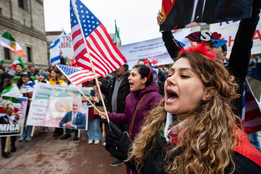 Los estadounidenses de origen iraní se congregaron en la Plaza Copley para pedir la caída de la República Islámica de Irán, un cambio de régimen y agradecer a Estados Unidos e Israel por sus acciones en una manifestación en Boston, Massachusetts, el 7 de marzo de 2026. Los manifestantes ondearon banderas estadounidenses, iraníes e israelíes&nbsp;
