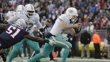 El quarterback de los Dolphins de Miami Ryan Fitzpatrick deja atr&aacute;s al linebacker de los Patriots de Nueva Inglaterra JaWhaun Bentley en la segunda mitad del juego del domingo 29 de diciembre de 2019, en Foxborough, Massachusetts.&nbsp;