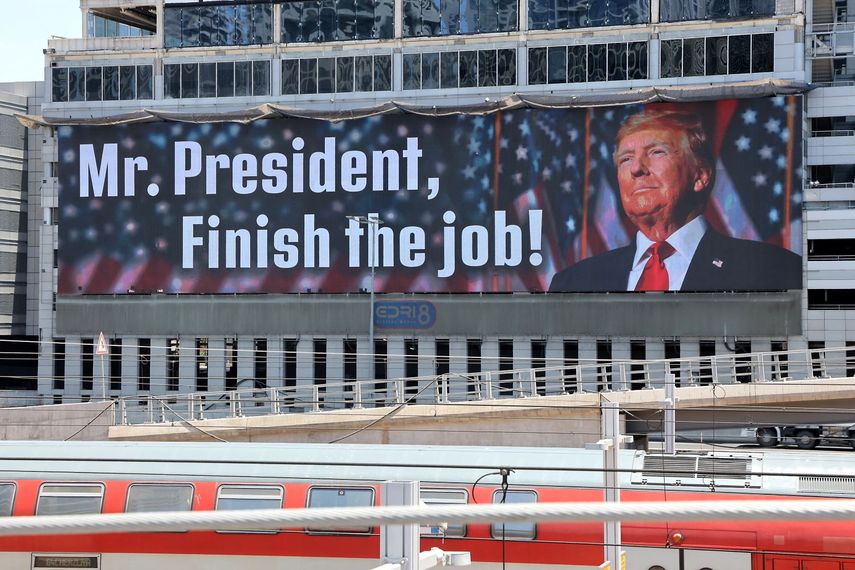 Varios letreros igual que este se encuentran en diferentes lugares visibles de Tel Aviv e indican Presidente Trump, termine el trabajo, al referirse a la eliminación del régimen iraní.