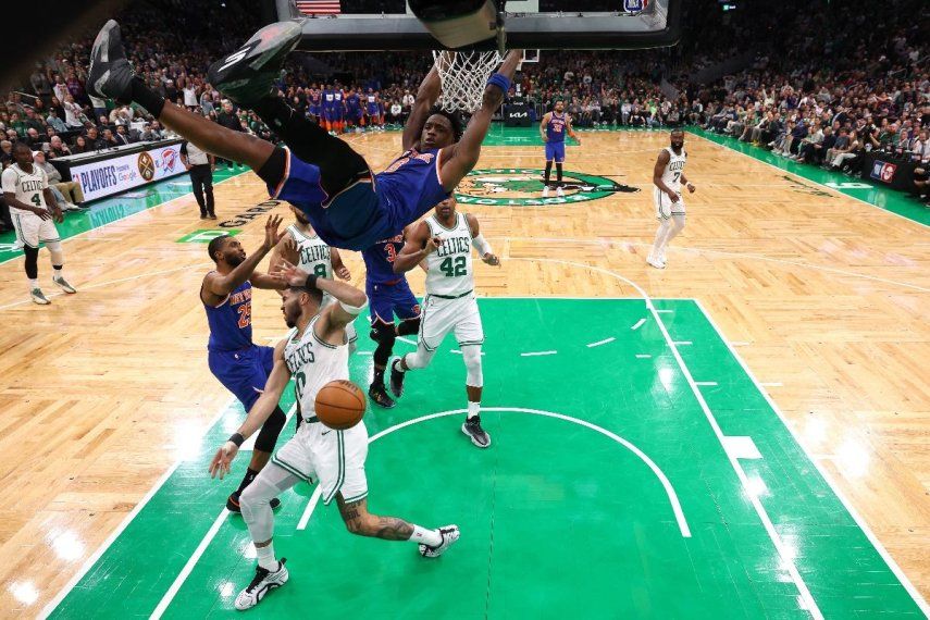 OG Anunoby #8 de los New York Knicks clava el balón contra Jayson Tatum #0 de los Boston Celtics en el primer partido de la segunda ronda de los playoffs de la NBA de la Conferencia Este en el TD Garden el 5 de mayo de 2025 en Boston, Massachusetts.  OG Anunoby #8 de los New York Knicks clava el balón contra Jayson Tatum #0 de los Boston Celtics en el primer partido de la segunda ronda de los playoffs de la NBA de la Conferencia Este en el TD Garden el 5 de mayo de 2025 en Boston, Massachusetts.