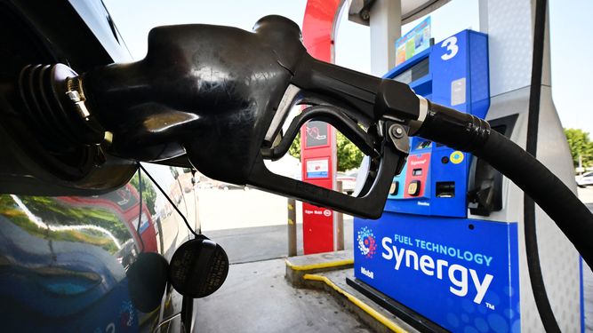 Un conductor de Florida abastece de gasolina su auto en una estación de servicio.