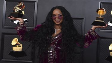 H.E.R. posa en la sala de prensa tras ganar los premios Grammy a la Canción del año por I Cant Breathe y Mejor canción de R&B, el domingo 14 de marzo de 2021 en Los Angeles.&nbsp;