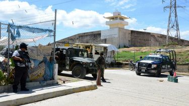 Efectivos de la Policía Estatal, la Fiscalía General y la Policía Federal ocuparon el penal Las Cruces, en Acapulco, donde un motín dejó al menos 28 muertos.
