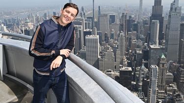 Guaynaa visita el Empire State Building el 22 de abril de 2025 en la ciudad de Nueva York.