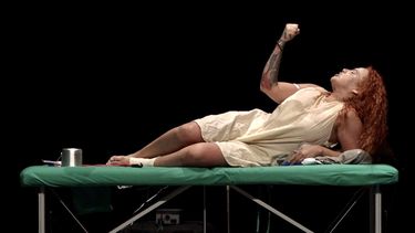 Cuqui La Mora en la puesta en escena de SOS Cuba, escrita y dirigida por el cineasta y director teatral Juan Carlos Cremata.