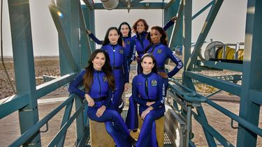 Foto de cortesía publicada el 14 de abril de 2025 en la cuenta X de Blue Origin. Muestra a la empresaria estadounidense Lauren Sanchez, la excientífica de la NASA Amanda Nguyen, la cantante Katy Perry, la presentadora de televisión Gayle King, la excientífica de la NASA Aisha Bowe y la productora de cine Kerianne Flynn posando con sus trajes espaciales antes de la misión suborbital exclusivamente femenina a bordo del cohete New Shepard. 