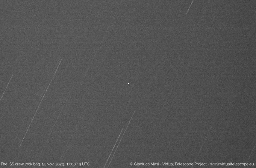 Imagen de la bolsa de herramientas perdida fuera de la ISS.&nbsp;