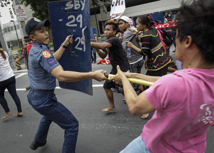 Manifestantes filipinos protestan ante la embajada de Estados Unidos en Manila (Filipinas) en contra de la presencia militar estadounidense del país&nbsp;