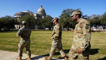 Elementos de la Guardia Nacional de Mississippi guardan distancia del Capitolio Estatal de Mississippi, la mañana del jueves 4 de enero de 2024.&nbsp;