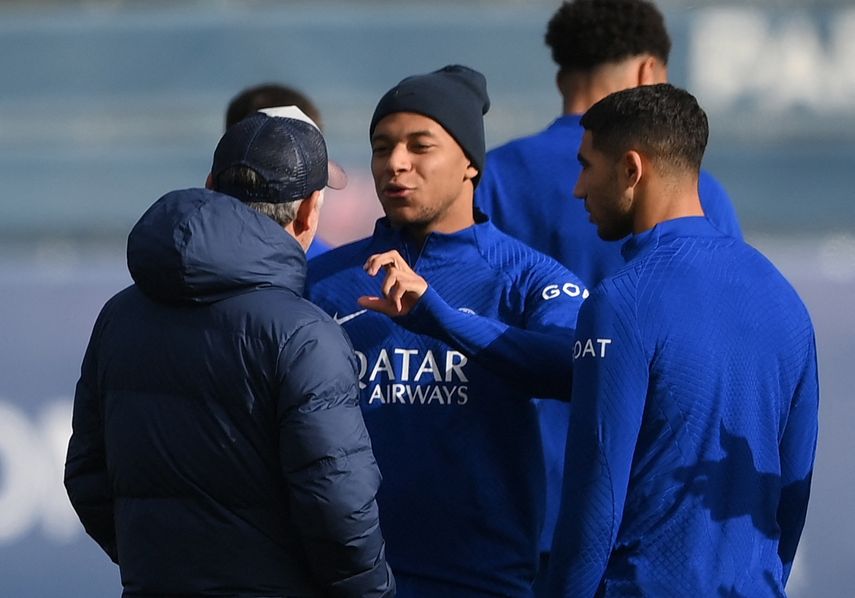 El francés Kylian Mbappé conversa con sus compañeros del PSG