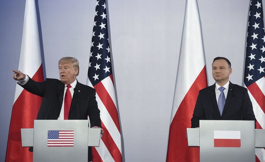 El presidente polaco, Andrzej Duda (d), y el presidente de Estados Unidos, Donald J.&nbsp;Trump, durante una rueda de prensa conjunta después de su reunión en el castillo real de Varsovia.