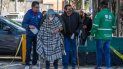 Un anciano llega a un centro de vacunación para recibir la primera dosis de la vacuna AstraZeneca contra COVID-19 en la Ciudad de México, el 15 de febrero de 2021, cuando México comienza a vacunar a personas mayores de 60 años. México inició este lunes la segunda fase de su plan de vacunación masiva contra COVID-19 con personas mayores de 60 años. La primera fase, que se centró en el personal médico, duró casi un mes debido a retrasos en la entrega de las dosis. Un anciano llega a un centro de vacunación para recibir la primera dosis de la vacuna AstraZeneca contra COVID-19 en la Ciudad de México, el 15 de febrero de 2021, cuando México comienza a vacunar a personas mayores de 60 años. México inició este lunes la segunda fase de su plan de vacunación masiva contra COVID-19 con personas mayores de 60 años. La primera fase, que se centró en el personal médico, duró casi un mes debido a retrasos en la entrega de las dosis.