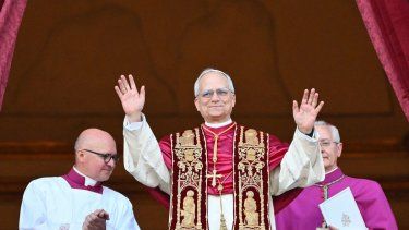 El recién elegido Papa León XIV, Robert Prevost, llega al balcón central de la Basílica de San Pedro por primera vez, tras la clausura del cónclave de los cardenales en el Vaticano, el 8 de mayo de 2025.