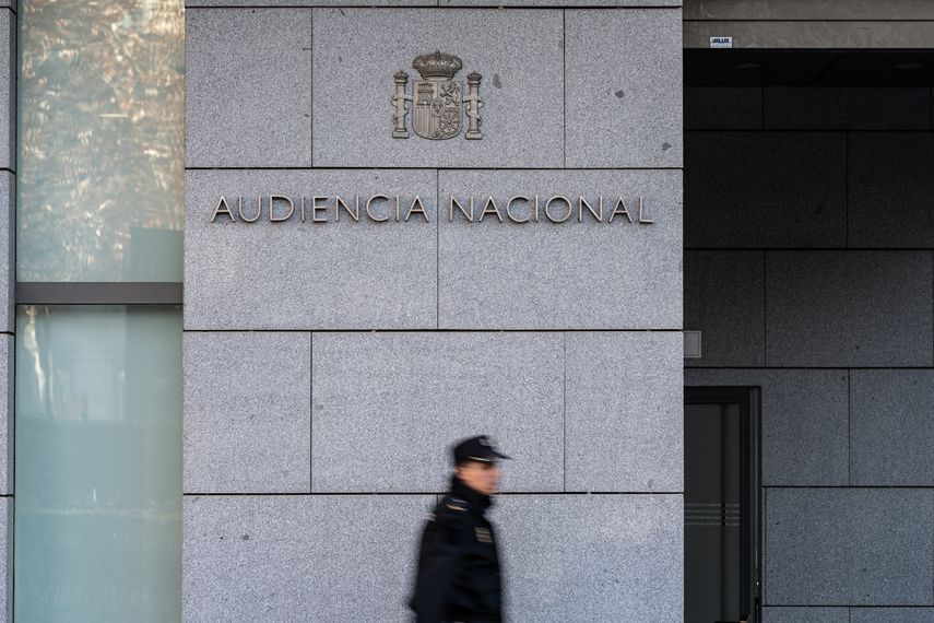 Un agente de Policía Nacional camina frente a la Audiencia Nacional, a 8 de enero de 2024, en Madrid (España).&nbsp;