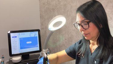 Xiomara Martintereso realiza un facial.&nbsp;