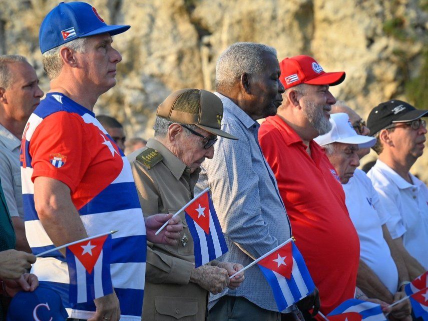 El dictador Raúl Castro luce cabizbajo durante la conmemoración atrasada del Primero de Mayo, en La Habana, Cuba.