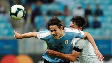 El jugador de Uruguay Edinson Cavani (i) disputa el balón con Daiki Sugioka de Japón, durante el partido Uruguay-Japón del Grupo C de la&nbsp;Copa América de Fútbol 2019, en el Estadio Arena do Grêmio de Porto Alegre.