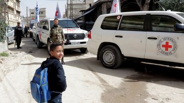Varios vehículos de la Media Luna Roja, parte de un convoy humanitario, se dirigen hacia&nbsp;Guta&nbsp;Oriental, en Damasco (Siria), hoy 5 de marzo de 2018.&nbsp;