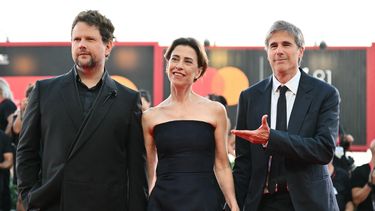 El actor brasileño Selton Mello, la actriz brasileña Fernanda Torres y el director Walter Salles asisten a la alfombra roja de la película Ainda estou aqui (Aún estoy aquí), presentada en competición durante el 81º Festival Internacional de Cine de Venecia, en el Lido de Venecia, el 1 de septiembre de 2024.