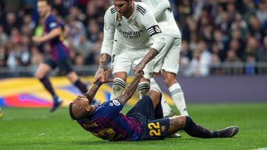 El defensa del Real Madrid&nbsp;Sergio&nbsp;Ramos&nbsp;(arriba) y el chileno Arturo Vidal, del FC Barcelona, durante el partido de la 26ª jornada de Liga en Primera División que Real Madrid y FC Barcelona juegan esta noche en el estadio Santiago Bernabéu, en Madrid.&nbsp;