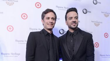 El actor mexicano ganador de un Globo de Oro Gael García Bernal y el cantante puertorriqueño&nbsp;Luis Fonsi.