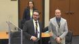 En esta imagen tomada de un video, se ve a la derecha al exoficial de policía de Minneapolis Derek Chauvin con su abogado Eric Nelson en la corte del condado Hennepin, en Minnesota, el 17 de marzo de 2021. Chauvin está acusado de la muerte de George Floyd, un hombre negro, el 25 de mayo de 2020.&nbsp;