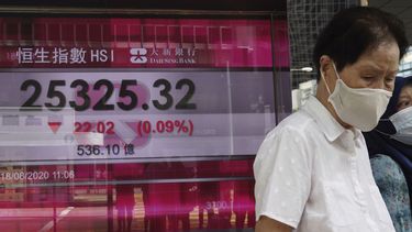 Una persona frente a una cartelera financiera en Hong Kong el 18 de agosto del 2020.&nbsp;