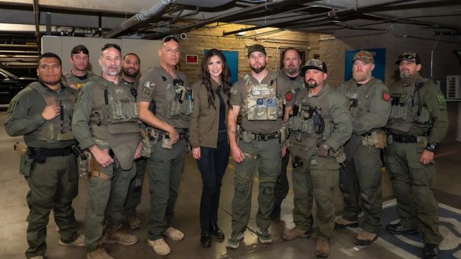 La secretaria de Seguridad Nacional, Kristi Noem, denunció a congresistas por presuntamente agredir a agentes del orden durante un altercado frente a un centro de detención de inmigrantes en Newark, Nueva Jersey, el viernes 9 de mayo