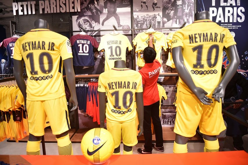 Nuevas equipaciones del París Saint-Germain (PSG) con el dorsal del delantero brasileño&nbsp;Neymar&nbsp;da Silva en una tienda de París.