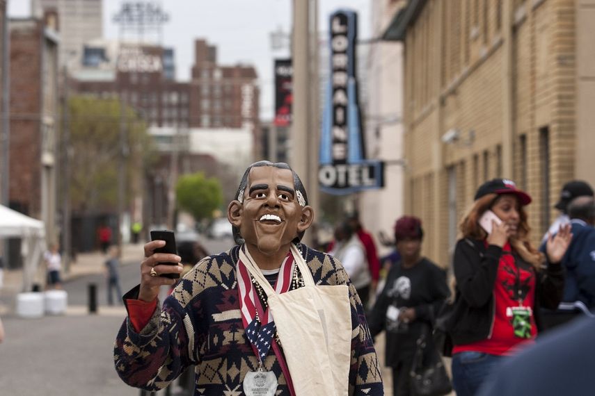 Un hombre con una máscara que se asemeja al rostro del expresidente Barack Obama visita el motel Lorraine durante la conmemoración del 50 aniversario del asesinato de Martin&nbsp;Luther&nbsp;King, en Memphis, Tennessee.