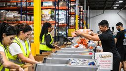 Voluntarios trabajan en la selección y empaque de las ayudas para los damnificados. Voluntarios trabajan en la selección y empaque de las ayudas para los damnificados.