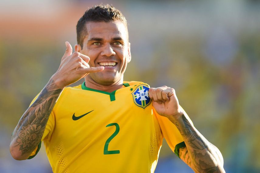 Alves se perfila para ser titular por labanda derecha. (EFE)