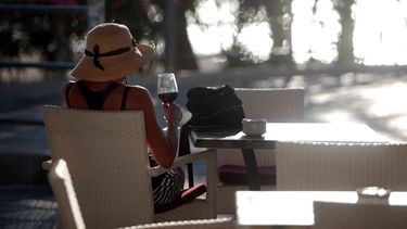 &nbsp; Una mujer, en una terraza cerca de la playa en Palma de Mallorca, España, el 15 de junio de 2020. Las fronteras en Europa se reabrieron el 15 de junio tras tres meses cerradas por la pandemia del coronavirus.&nbsp; &nbsp;