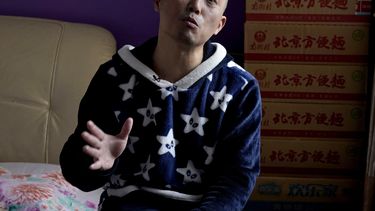 Zhu Tao ofrece una entrevista en su departamento de Wuhan, lleno de cajas de insumos acumulados para hacerle frente a otro eventual confinamiento obligado por el coronavirus. Zhu es un fuerte crítico del gobierno chino y no cree lo que las autoridades dicen acerca del virus. No sale de su casa desde hace más de un año. Foto del 21 de octubre del 2020.&nbsp;