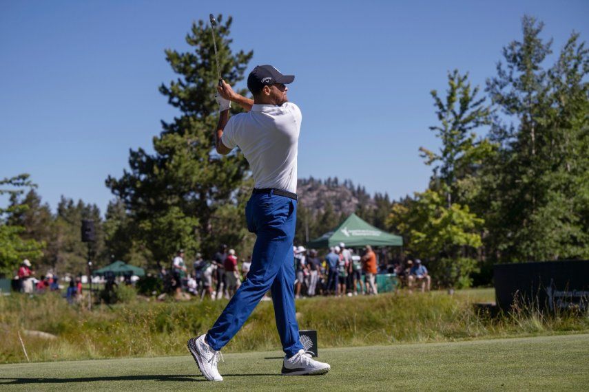 Stephen Curry realiza su tiro de salida el viernes 14 de julio de 2023, durante el torneo de golf de celebridades Amerian Century Championship en Stateline, Nevada