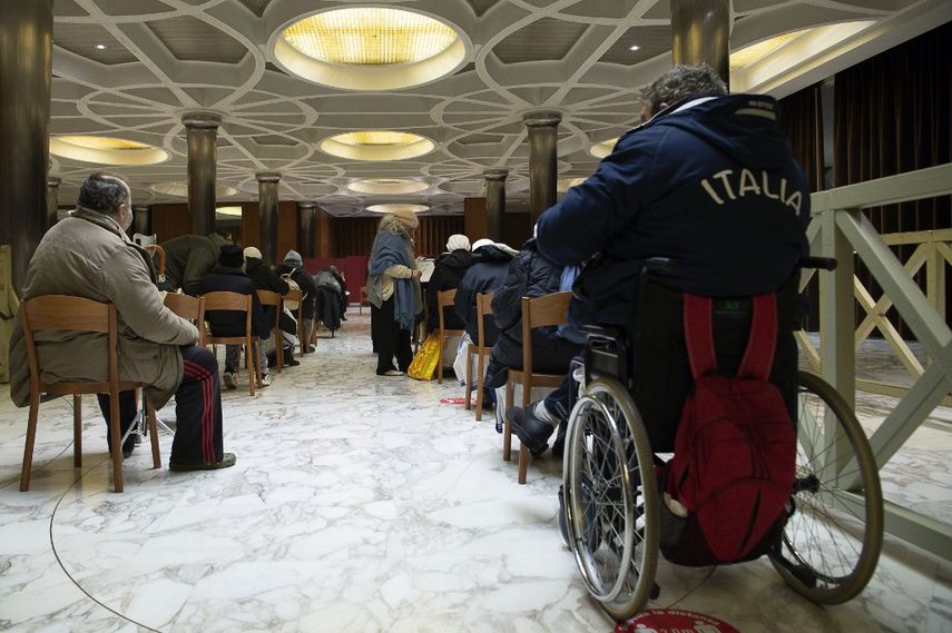 Esta foto tomada y el folleto el 20 de enero de 2021 por The Vatican Media muestra a personas necesitadas que esperan vacunarse en el Vaticano como parte de una campaña de vacunación contra COVID-19 organizada para personas necesitadas.