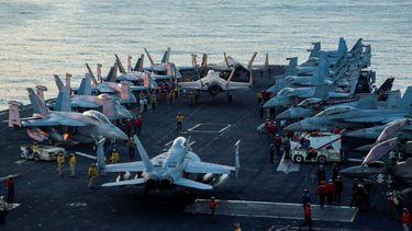 Marineros estadounidenses trasladan aviones a un punto de preparación en la cubierta de vuelo del portaviones clase Nimitz USS Abraham Lincoln (CVN 72) en apoyo de la Operación Furia Épica, en una ubicación no divulgada el 28 de febrero de 2026.