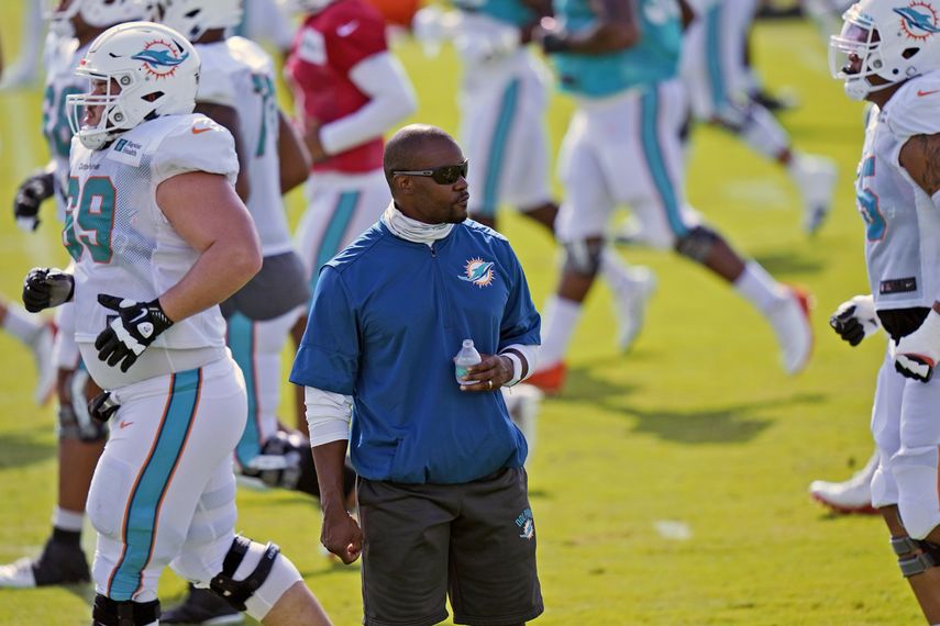 En esta foto del 21 de agosto de 2020, Brian Flores, entrenador en jefe de los Dolphins de Miami, observa una pr&aacute;ctica del equipo en la instalaci&oacute;n en Davie, Florida&nbsp;