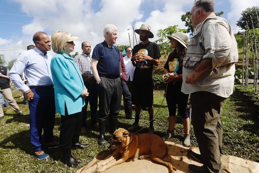 La exsecretaria de Estado y excandidata presidencial estadounidense Hilary&nbsp;Clinton&nbsp; y el expresidente de EEUU Bill&nbsp;Clinton escuchan las explicaciones del agricultor Franco Marcano (c), junto a la agricultora Natalia Acevedo (2d) y el chef español José Andrés (d).&nbsp;