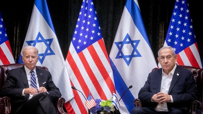 El presidente estadounidense Joe Biden (izq.), sentado con el primer ministro de Israel, Benjamin Netanyahu, al inicio de la reunión del gabinete de guerra israelí, en Tel Aviv el 18 de octubre de 2023, en medio de las batallas en curso entre Israel y el grupo palestino Hamás.
