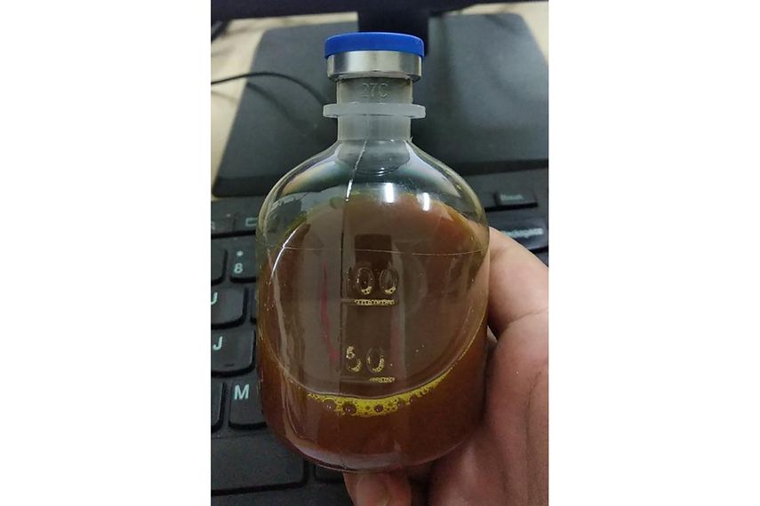 Foto de agosto del 2020 suministrada por una mujer uigur que muestra una botella de una medicina tradicional china que es usada para combatir el coronavirus en la regi&oacute;n de Xinjiang a pesar de que no est&aacute; comprobado que sea efectiva contra el virus. A menudo las autoridades obligan a la gente a ingerir la medicina.&nbsp;