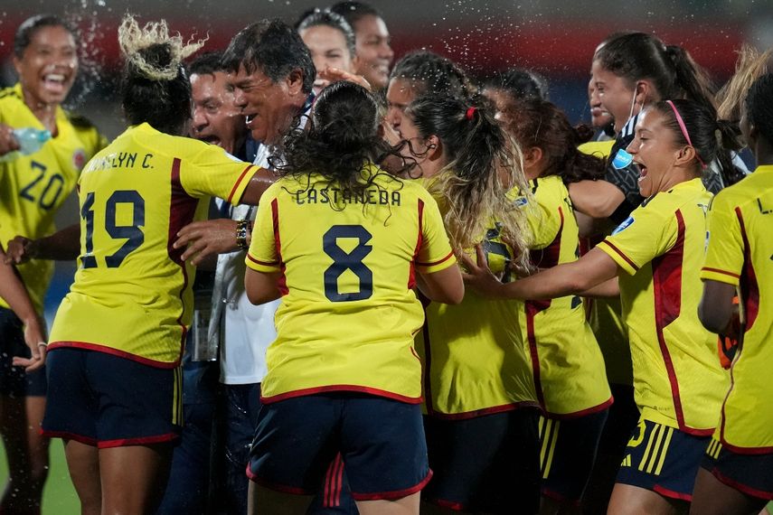 Las jugadoras de Colombia celebran tras derrotar 1-0 a Argentina en las semifinales de la Copa América femenina en Bucaramanga, Colombia, el lunes 25 de julio de 2022. Argentina perdió 1-0.&nbsp;
