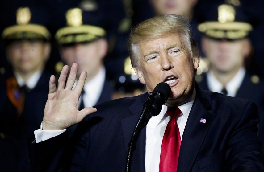 A todos se les dejó pasar en un período corto de tiempo, no durante el mío, pero les vamos a sacar, les vamos a enviar a las cárceles y luego de vuelta a su país, declaró entre aplausos de los asistentes.