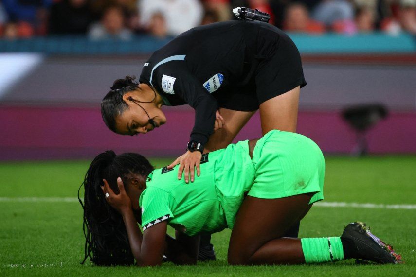 La árbitro Melissa Borjas revisa a la defensora de Nigeria #22 Michelle Alozie durante el partido de fútbol de octavos de final de la Copa Mundial Femenina de Australia y Nueva Zelanda 2023 entre Inglaterra y Nigeria en el Brisbane Stadium en Brisbane el 7 de agosto de 2023.